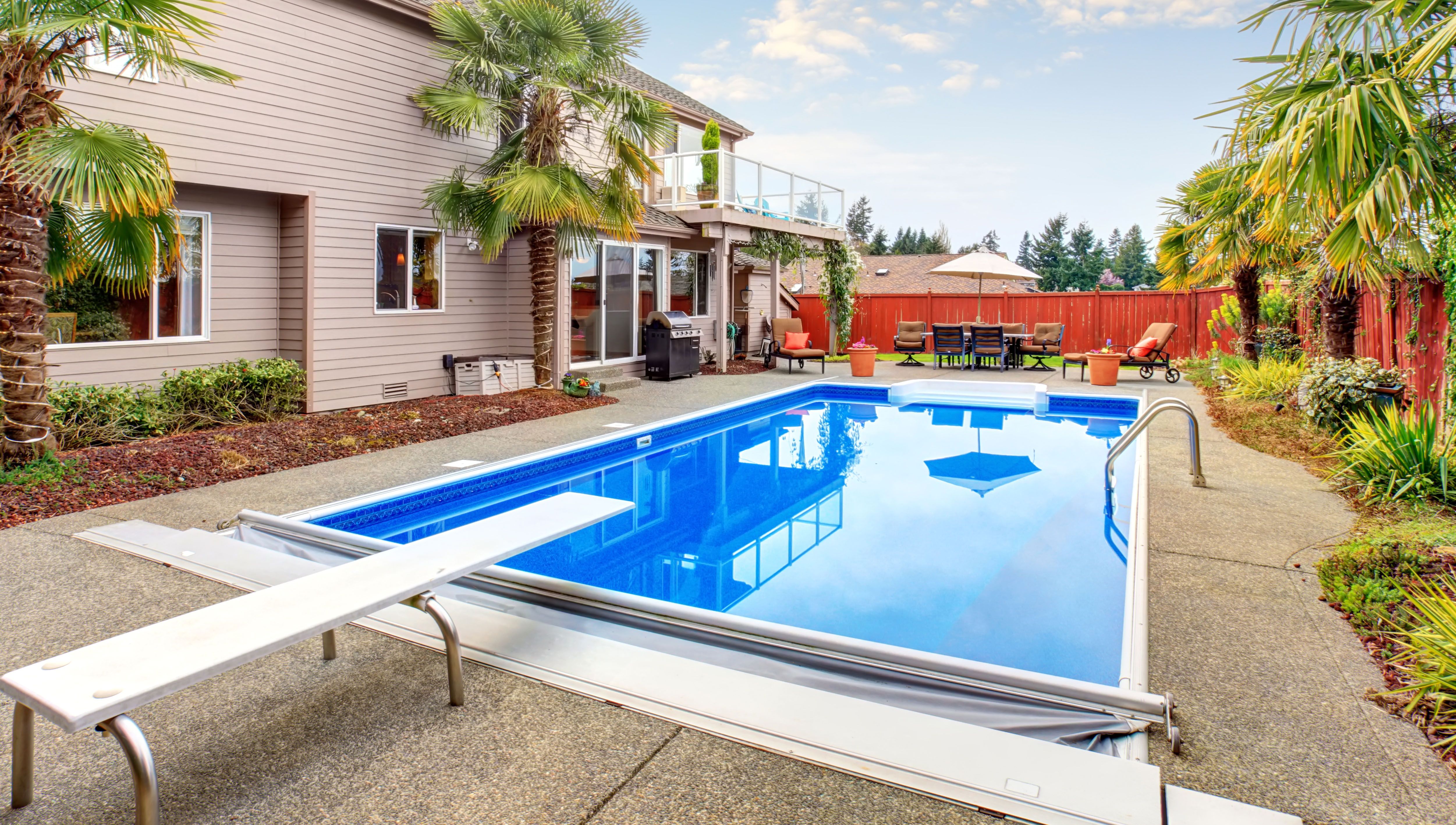 automatic pool cover on inground swimming pool