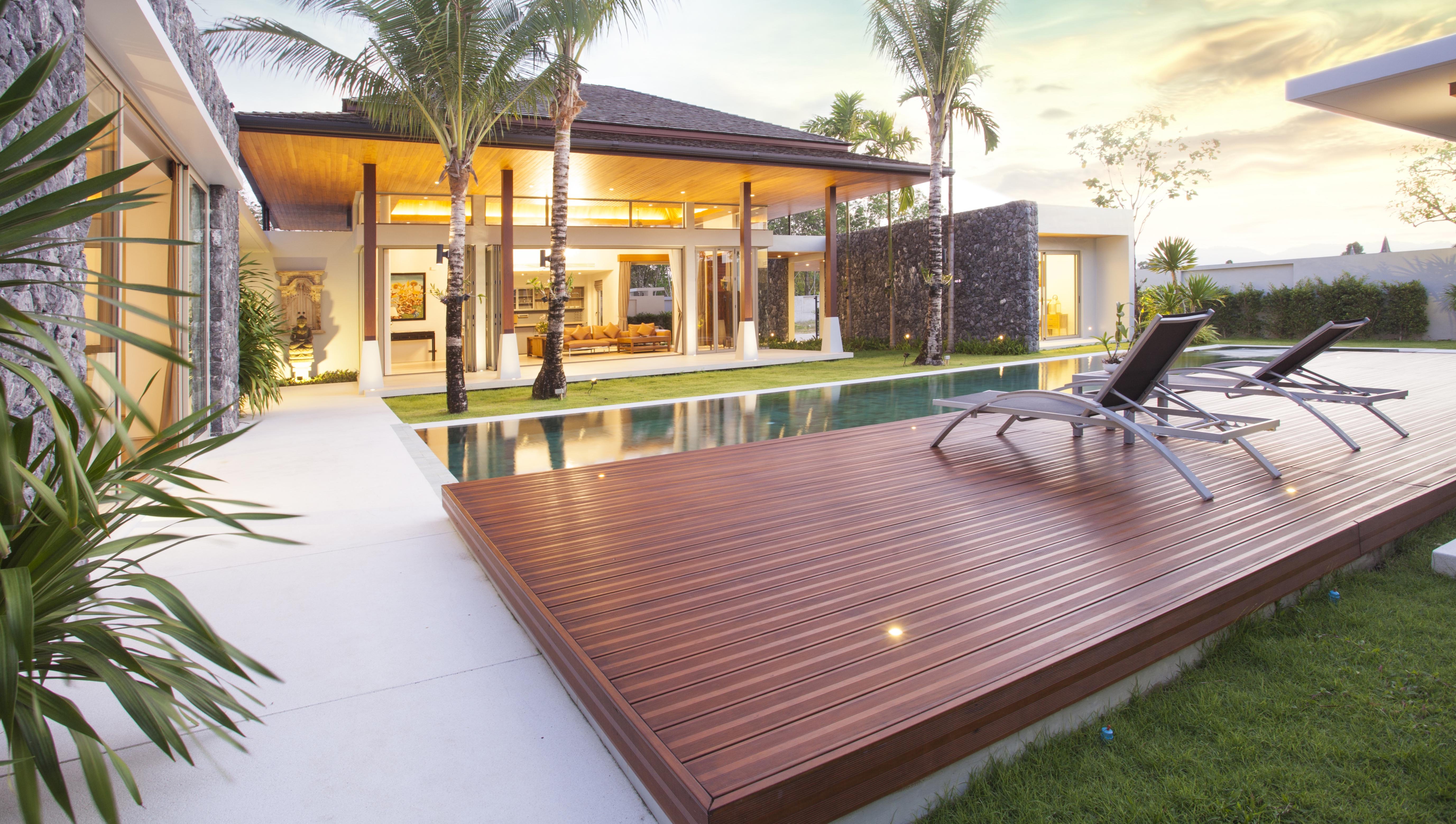Sliding deck pool cover